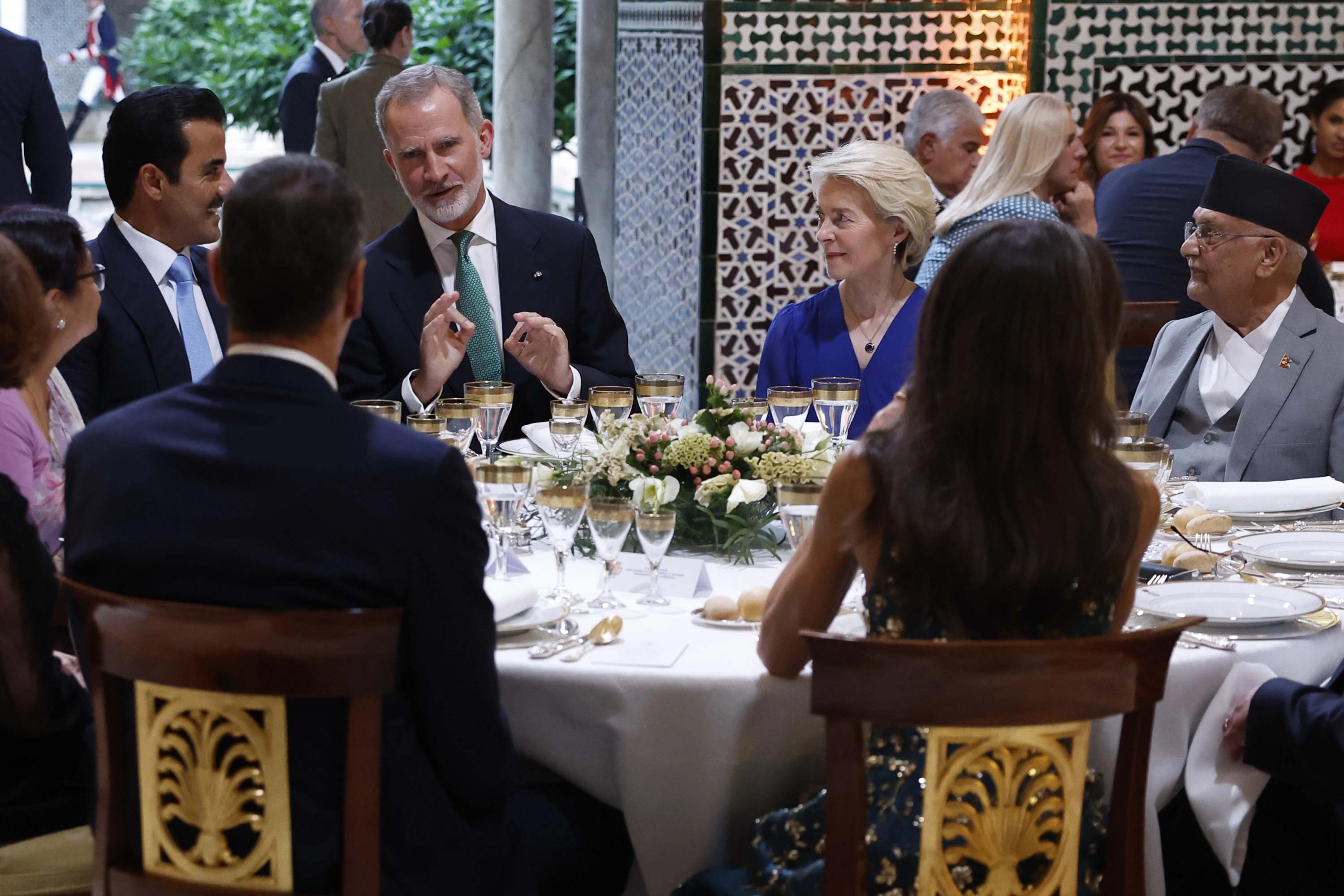 El rey Felipe VI, junto Von der Leyen y al emir de Catar, entre otros, en la cena de la ONU en Sevilla.