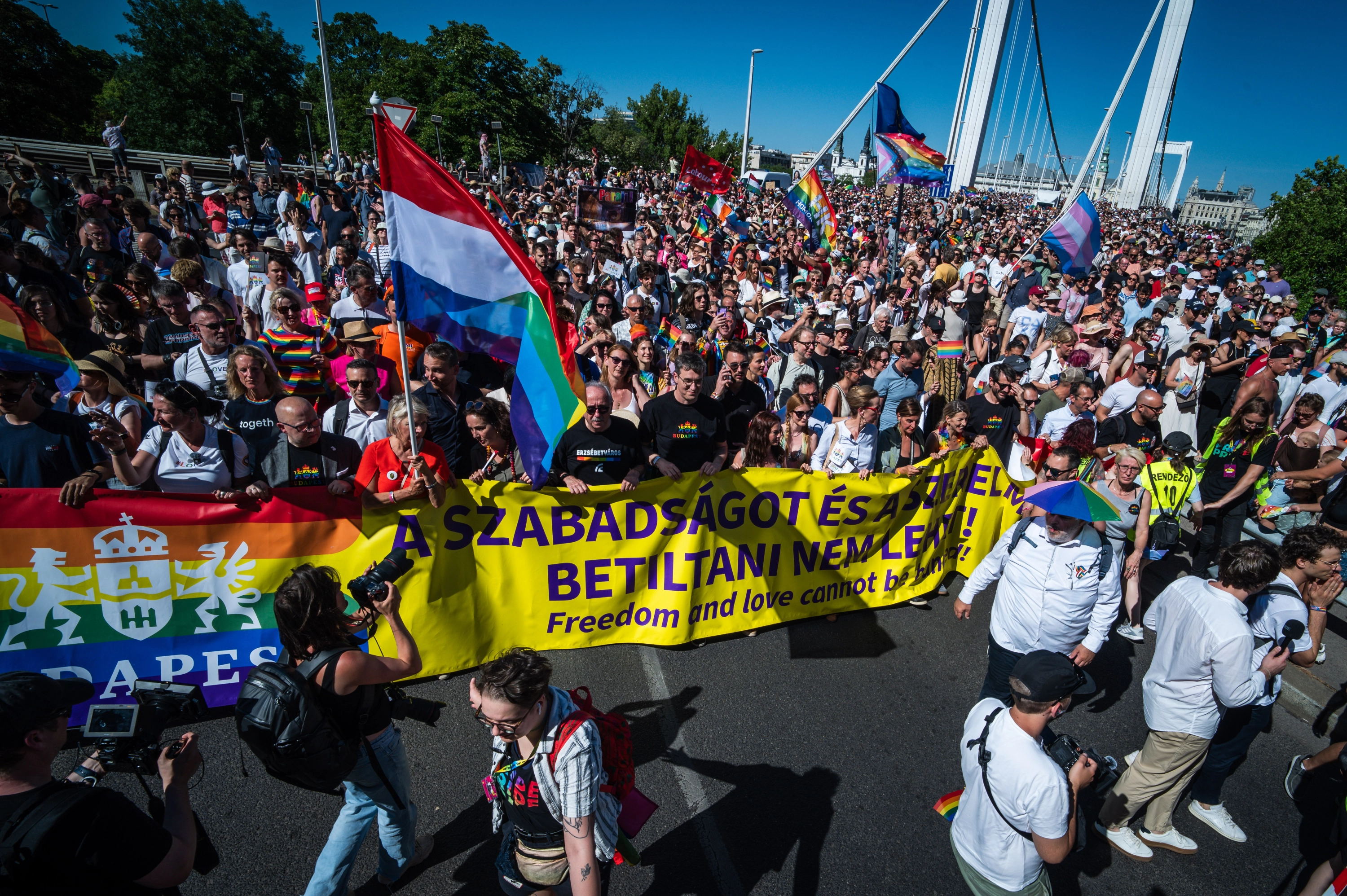 Miles de asistentes en la marcha del Orgullo de Budapest de este sábado.
