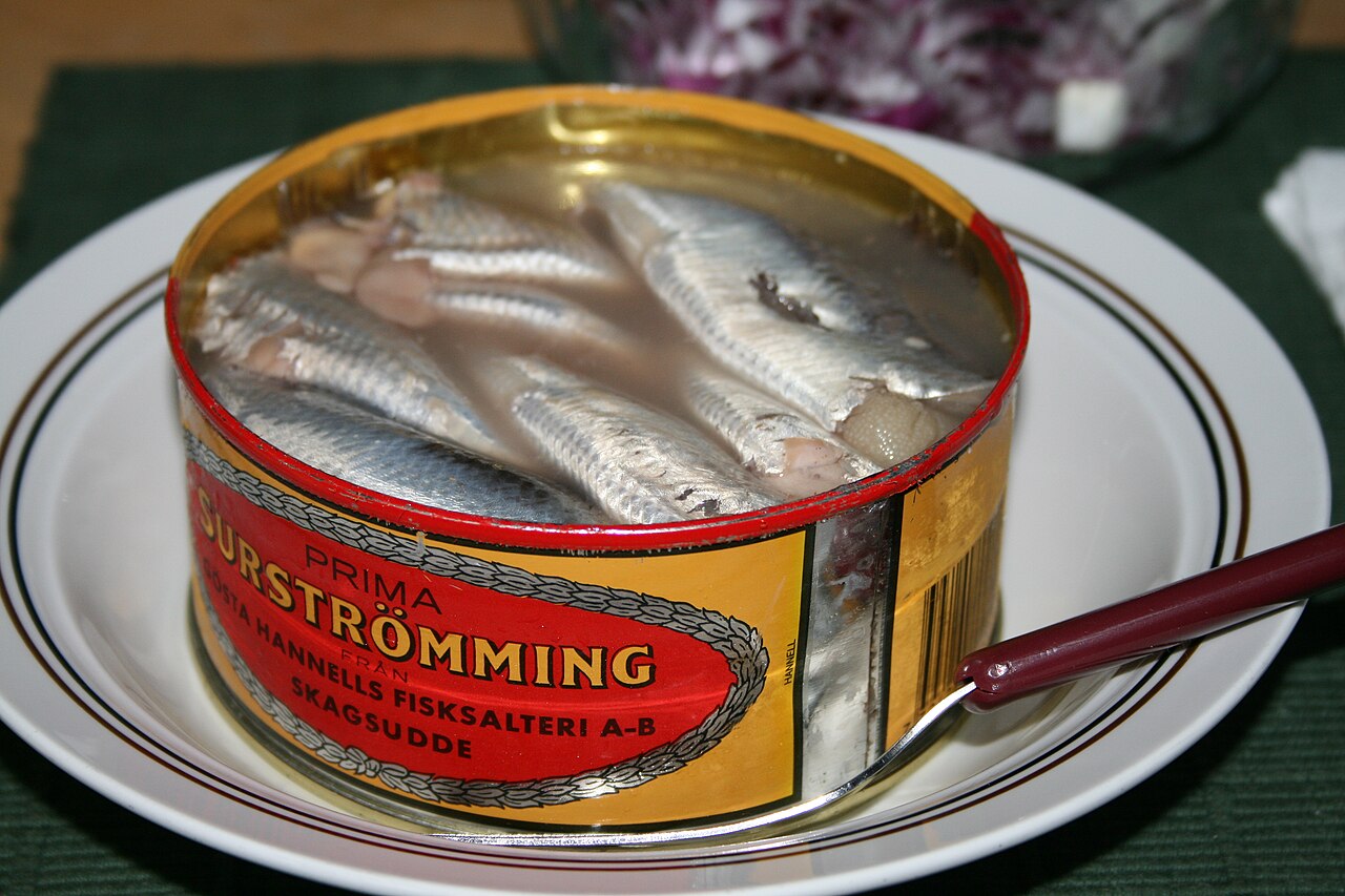 Un'altra immagine di una scatola aperta di Shurströmming.