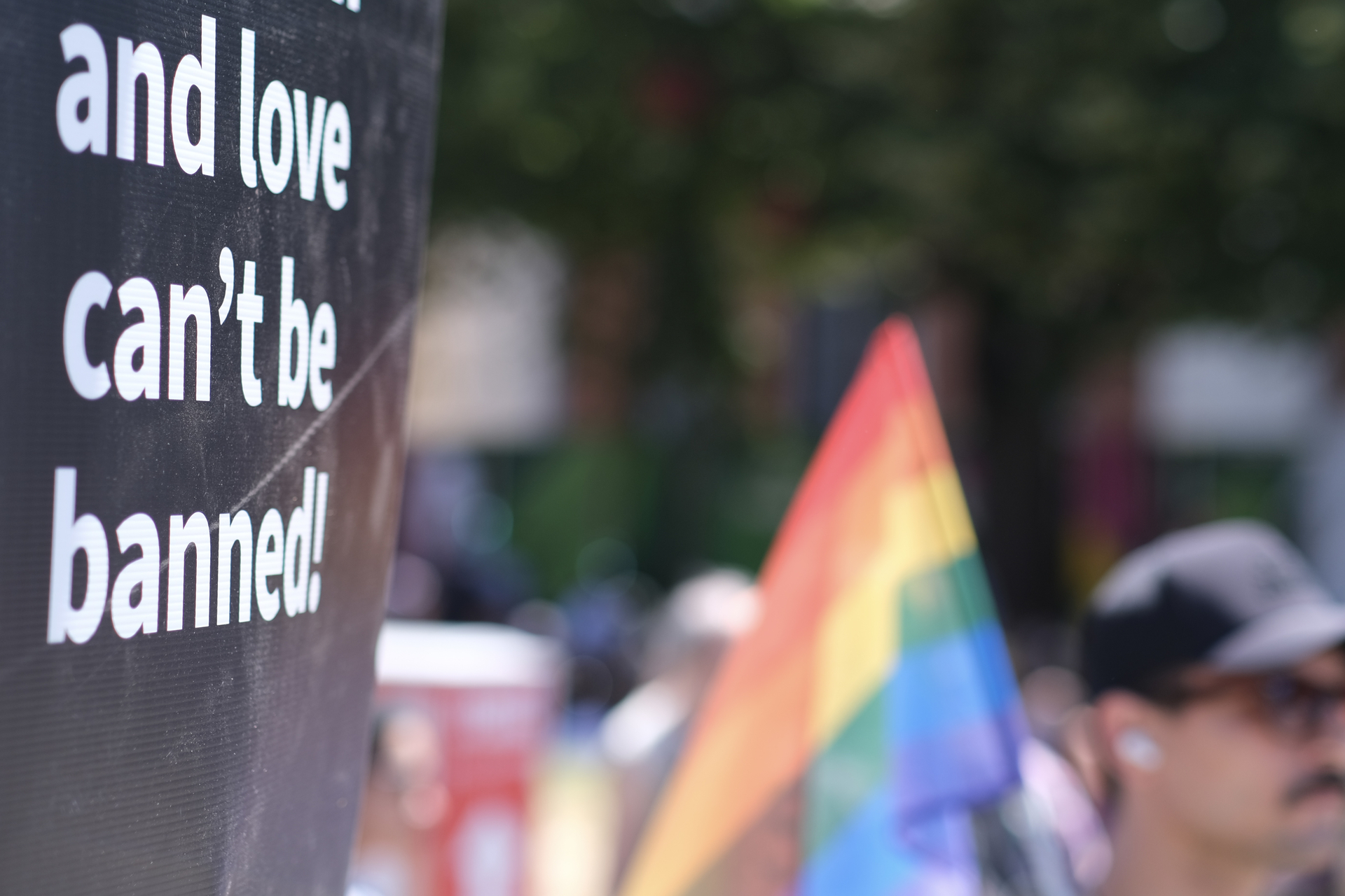 BUDAPEST, 28/06/2025.- La marcha del Orgullo LGTBIQ+ se celebra este sábado en Budapest (Hungría) en medio de la controversia por haber sido prohibida por Gobierno del primer ministro Viktor Orbán y con el apoyo de numerosos políticos de centro izquierda europeos, incluyendo varios ministros españoles. EFE/ Luis Lidón