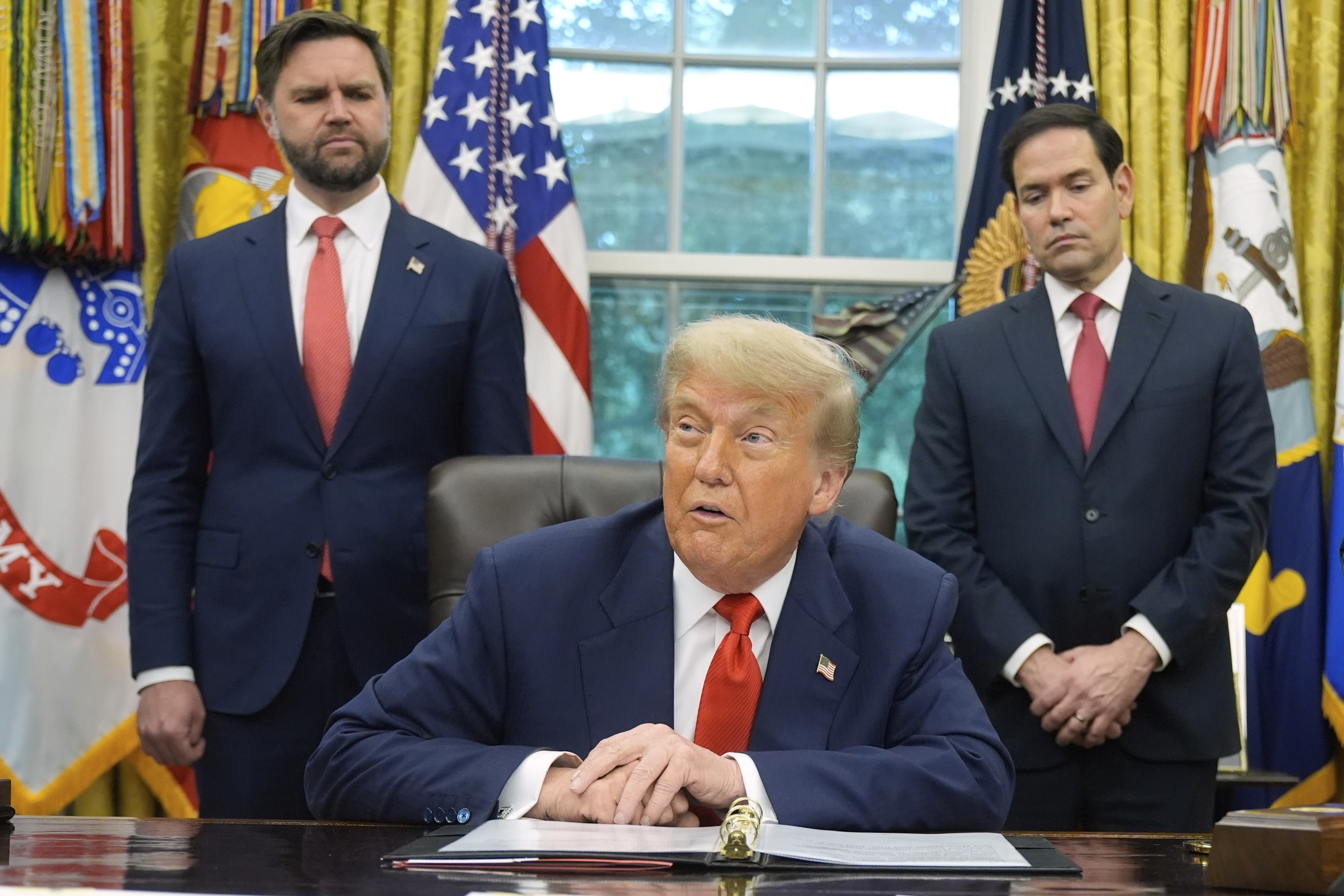 El presidente Donald Trump habla junto al vicepresidente JD Vance y el secretario de Estado Marco Rubio.