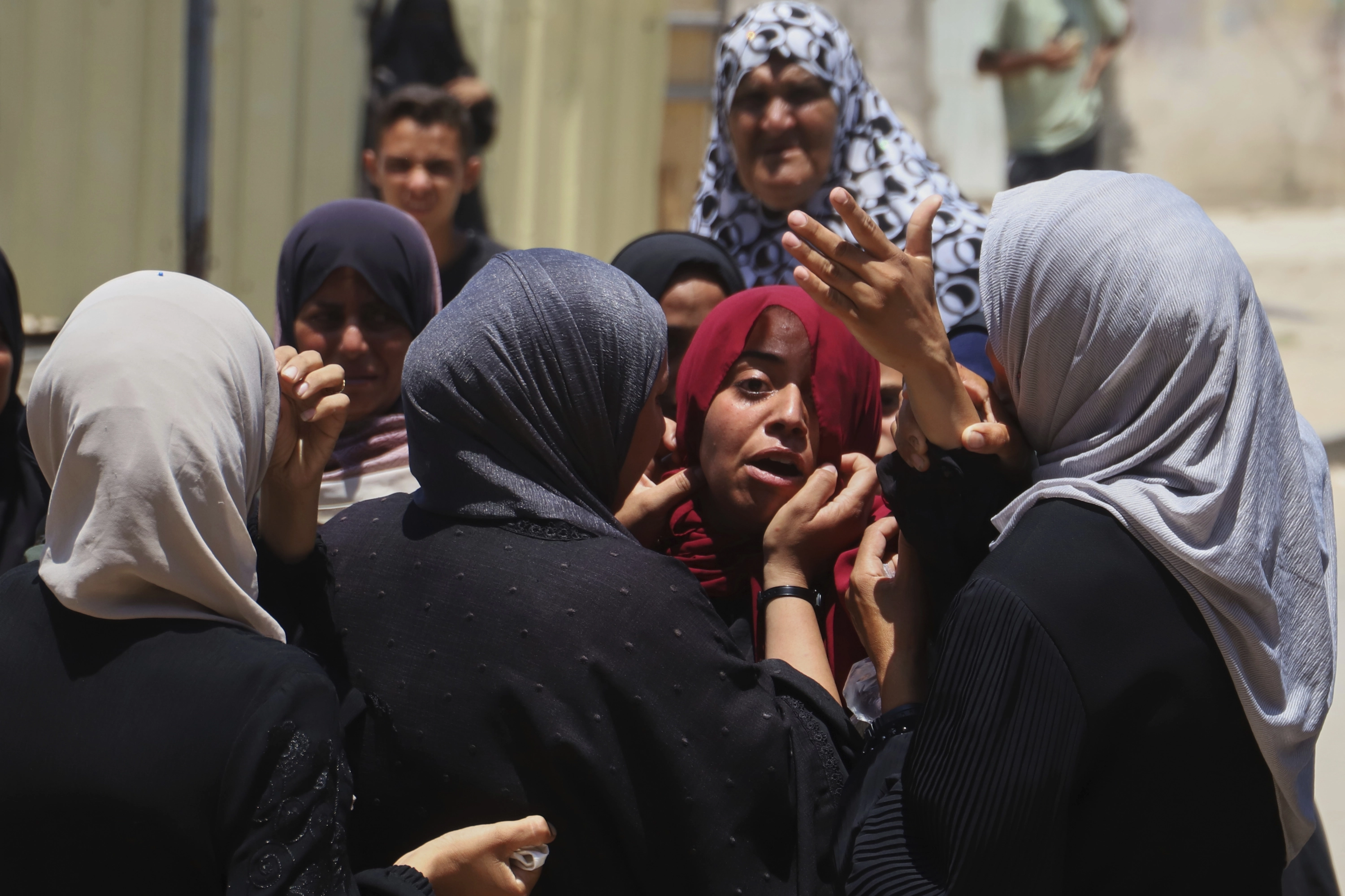 Mujeres Palestinas Durante El Funeral de Las Personas Que Murieron Mientras Regresaban de Uno de Los Centros de Distribución Humanitaria en Gaza.