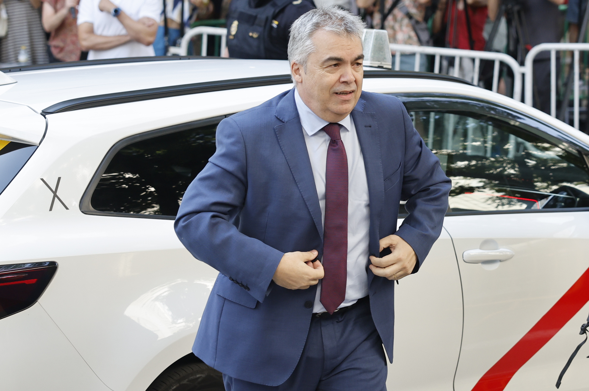 MADRID, 30/06/2025.-El ex secretario de organización del PSOE Santos Cerdán a su llegada antes de comparecer este lunes por primera vez como investigado ante el juez del Tribunal Supremo Leopoldo Puente, tras el informe de la UCO que lo vincula con el presunto cobro de mordidas por la adjudicación irregular de obras. EFE/ Sergio Pérez