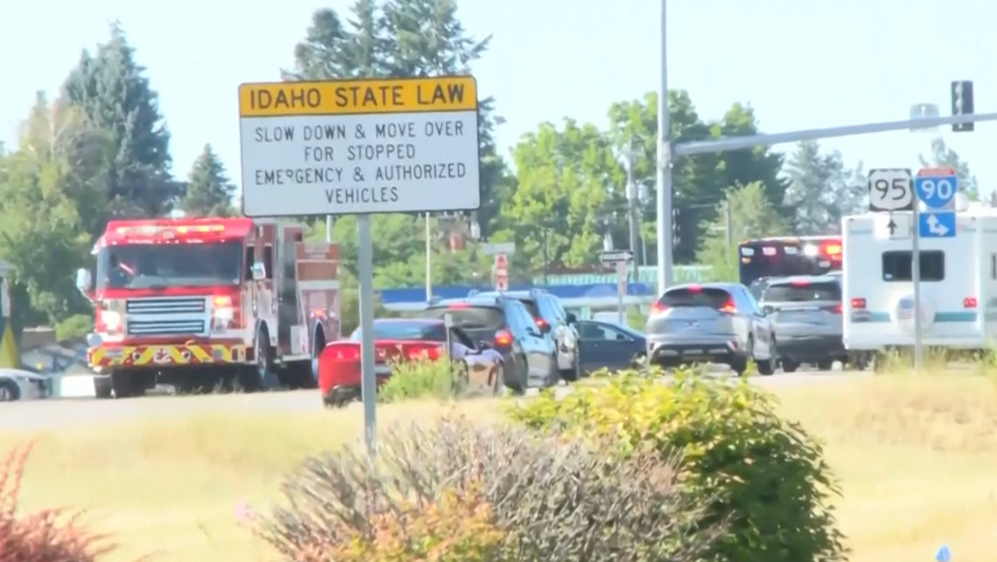Coche de bomberos acude al lugar que se ha producido el incendio forestal.