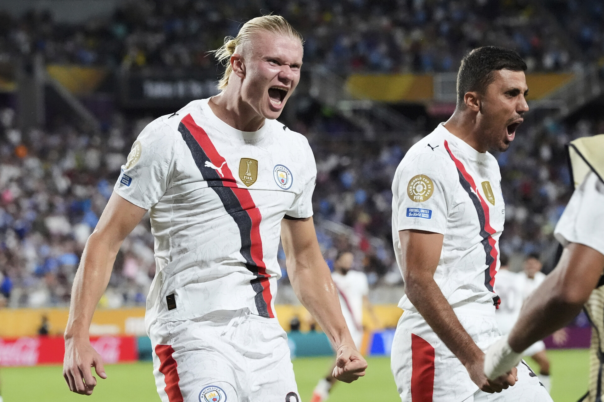 Elling Holland, de Manchester City, célèbre le deuxième but de son équipe après avoir marqué le deuxième but.