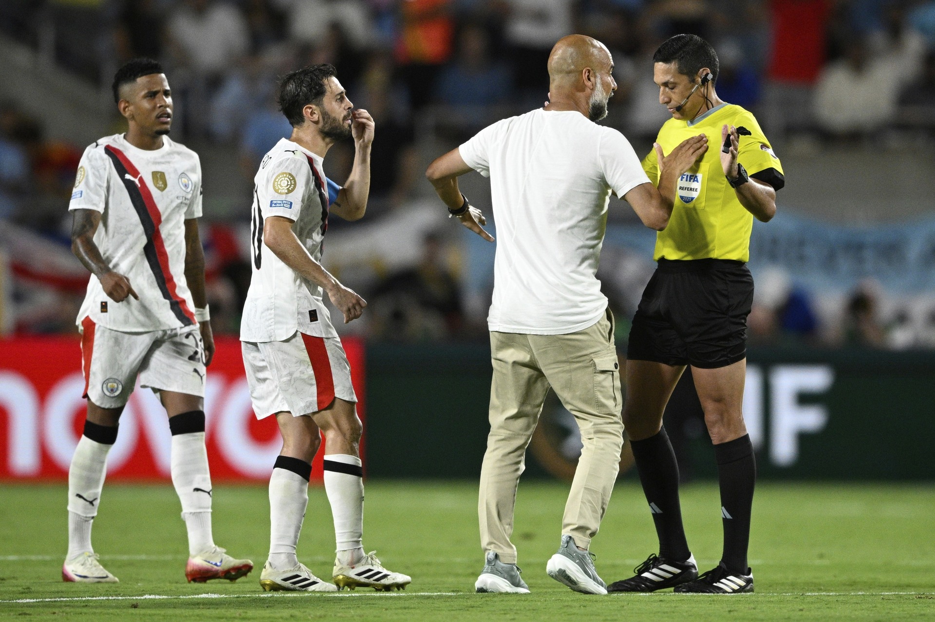 L'entraîneur de Manchester City, Pep Cardiola, discute à la fin de l'heure réglementaire pendant le 16 tour de la Coupe du monde des clubs entre Manchester City et Al Hilal.