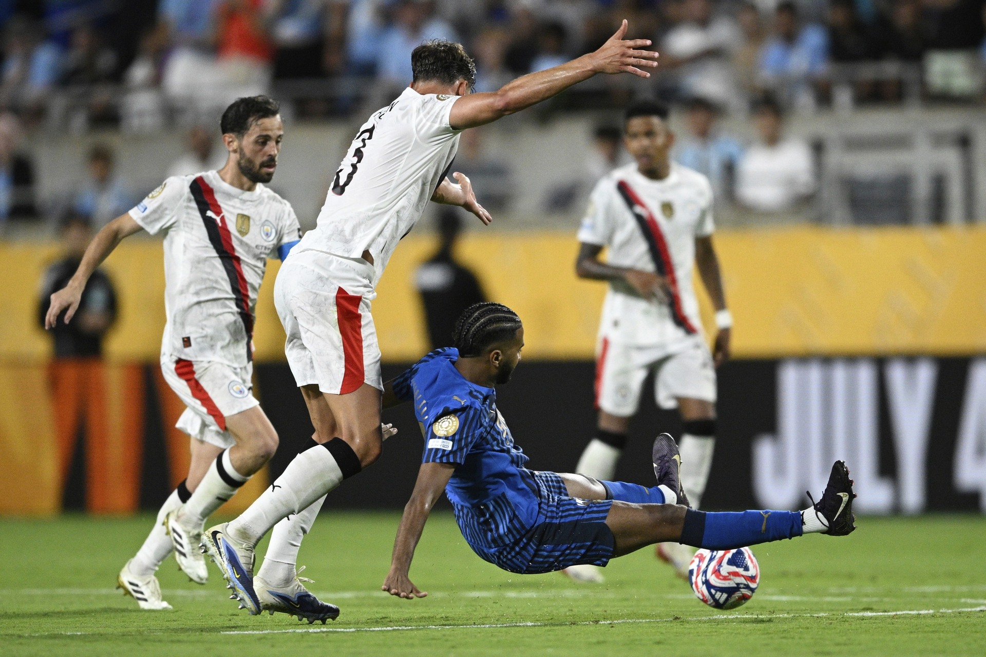 Ruben Dias, de Manchester City, prend le ballon à Khalid Al-Kannam d'Al-Hilal le lundi 30 juin 2025, lors du 16 tour de la Coupe du monde entre Manchester City et Al Hilal à Orlando, en Floride.