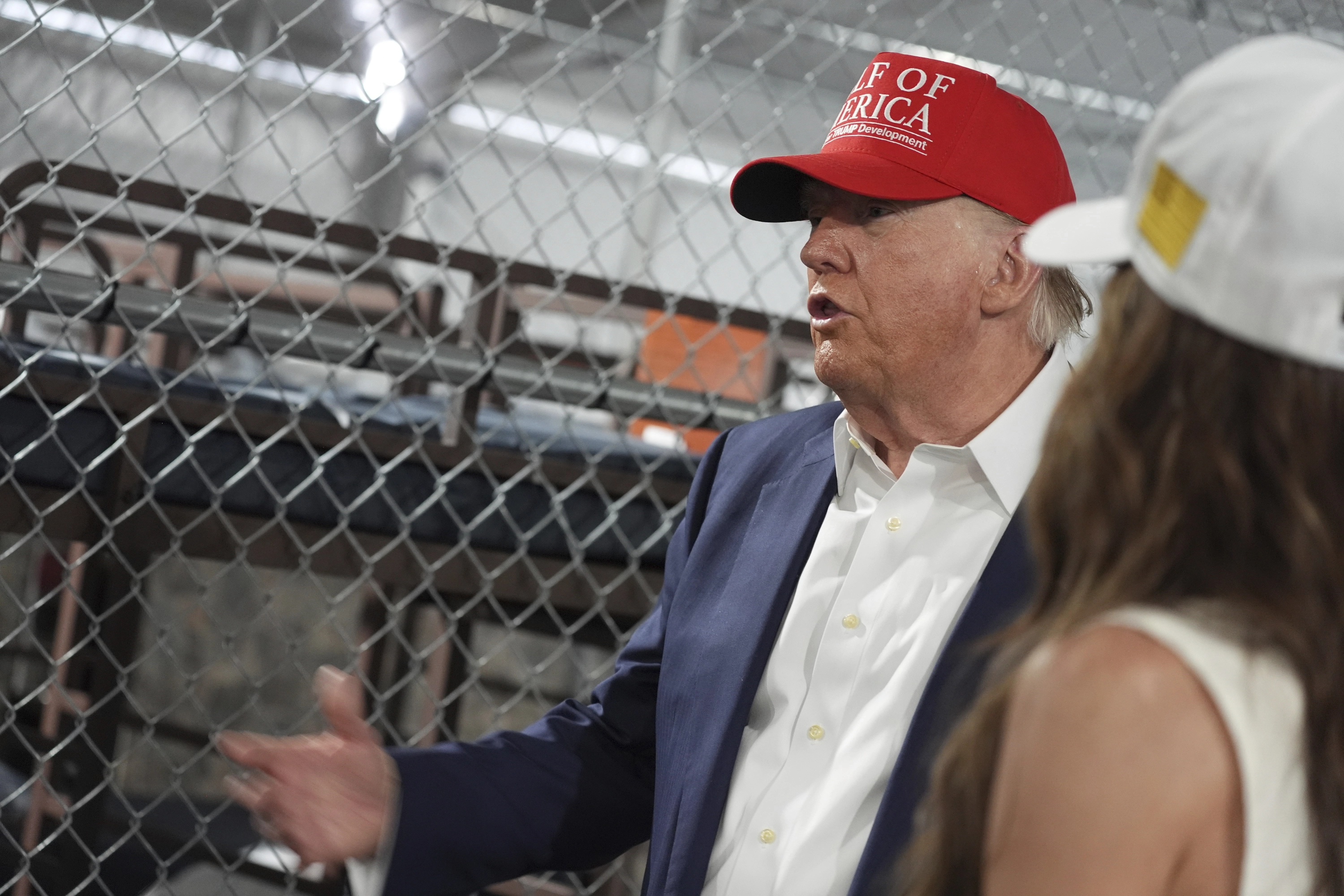 El presidente Donald Trump habla durante su recorrido por Alligator Alcatraz.
