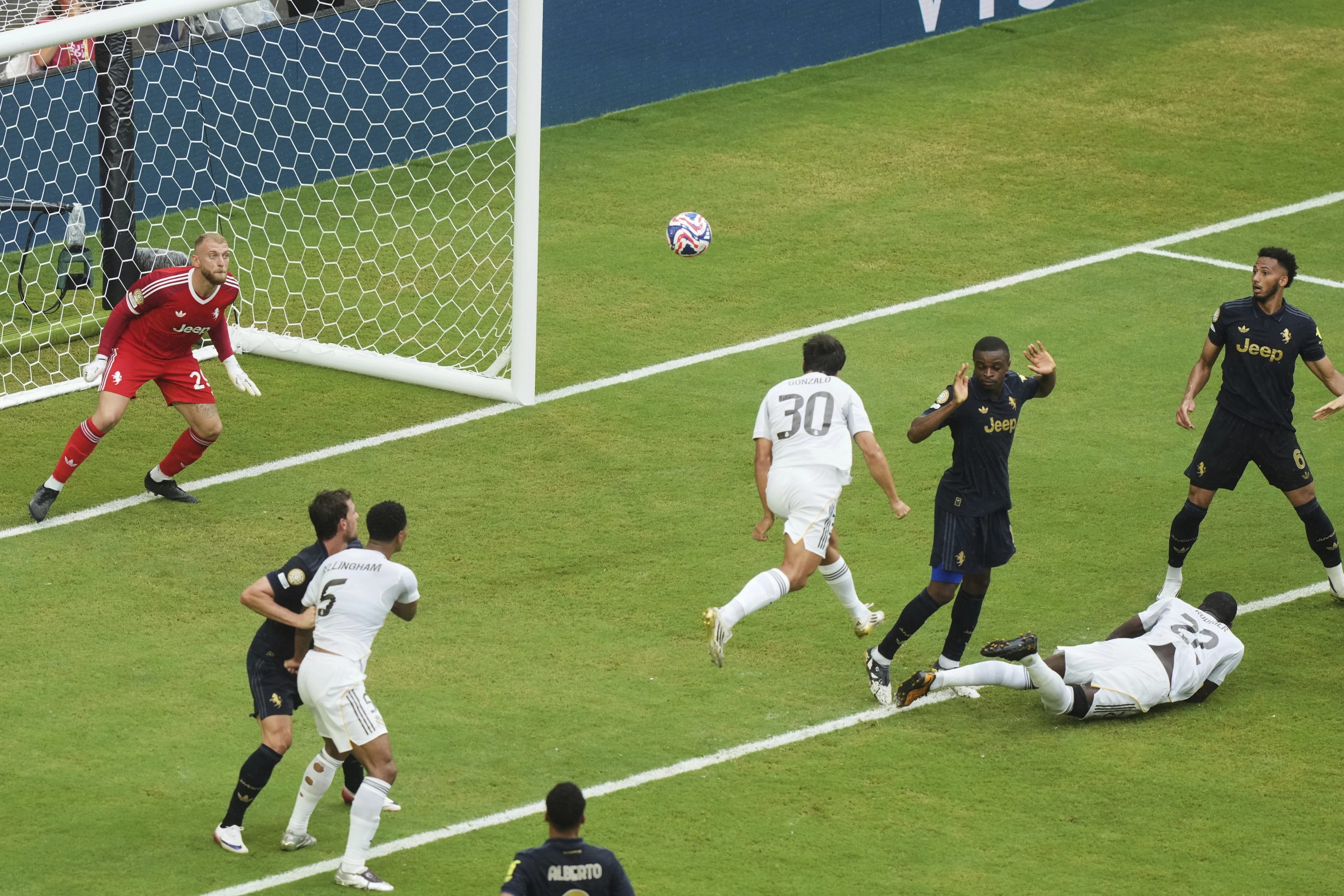 Gonzalo García abre la lata ante la Juventus, en octavos de final del Mundial de Clubes.