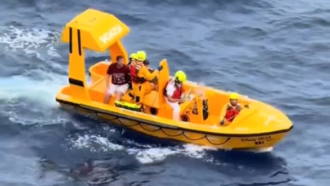 Momento en el que el padre y su hija son trasladados al crucero después de ser rescatados.