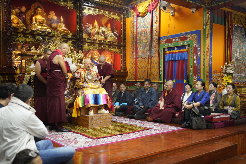 Integrantes de la Administración Central tibetana invocan al Oráculo de Nechung, una práctica habitual de la comunidad que este martes cobra mucha más fuerza debido a los rumores de una posible revelación de la sucesión del Dalái Lama en los próximos días.