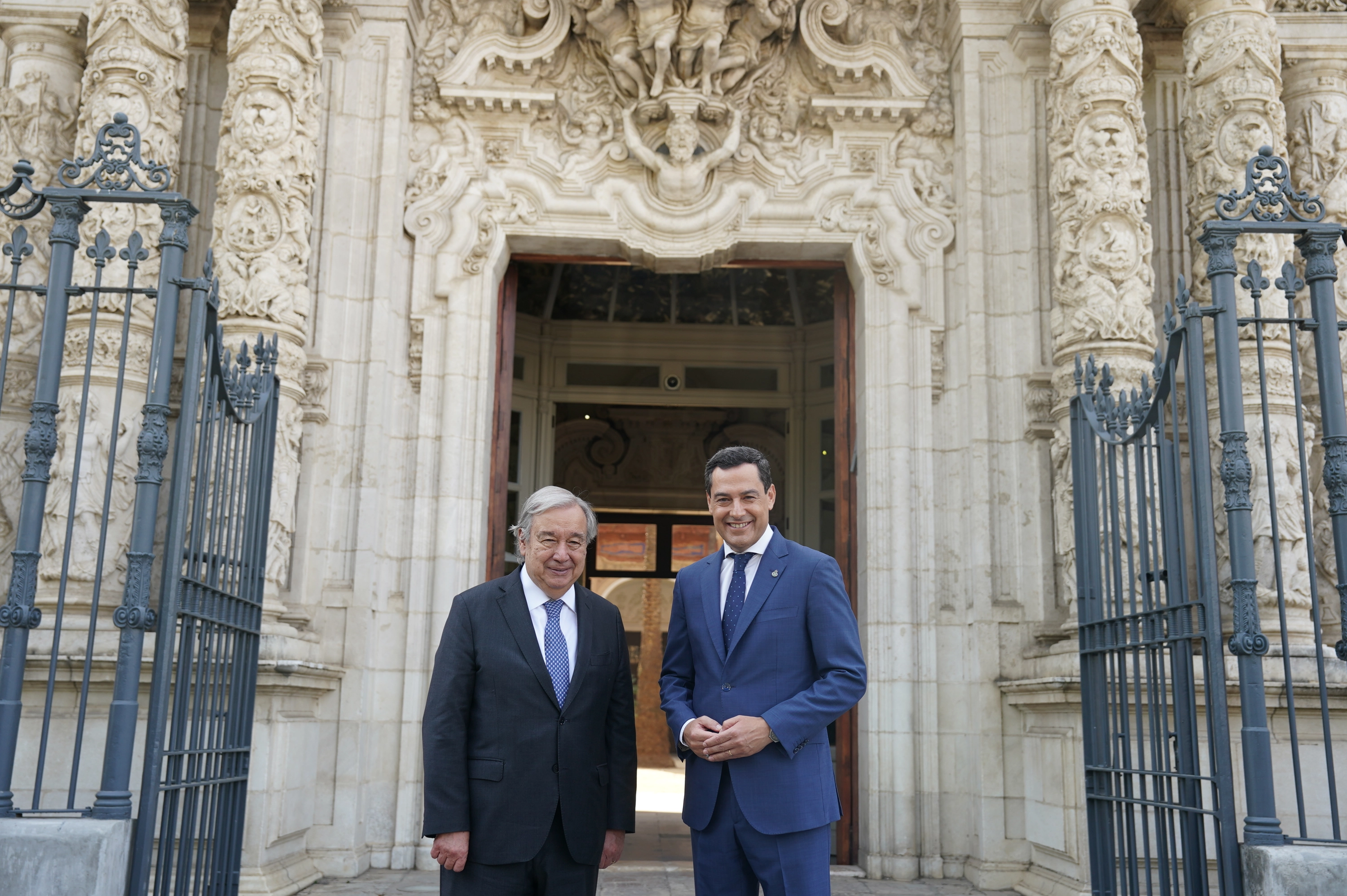 El presidente de la Junta de Andalucía, Juanma Moreno (dcha.), y el secretario general de la ONU, António Guterres, en un encuentro en el Palacio de San Telmo.