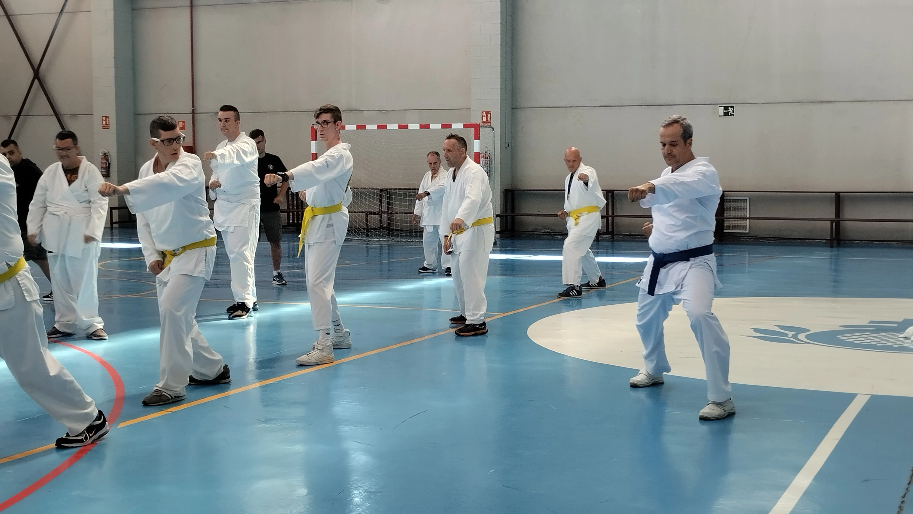 Eduardo, do lado direito, é o psicólogo e o senso de San Cobra Kai.