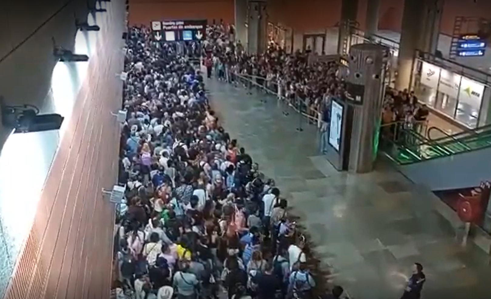 Cola para coger el tren subterráneo que comunica la T4 y la T4S.