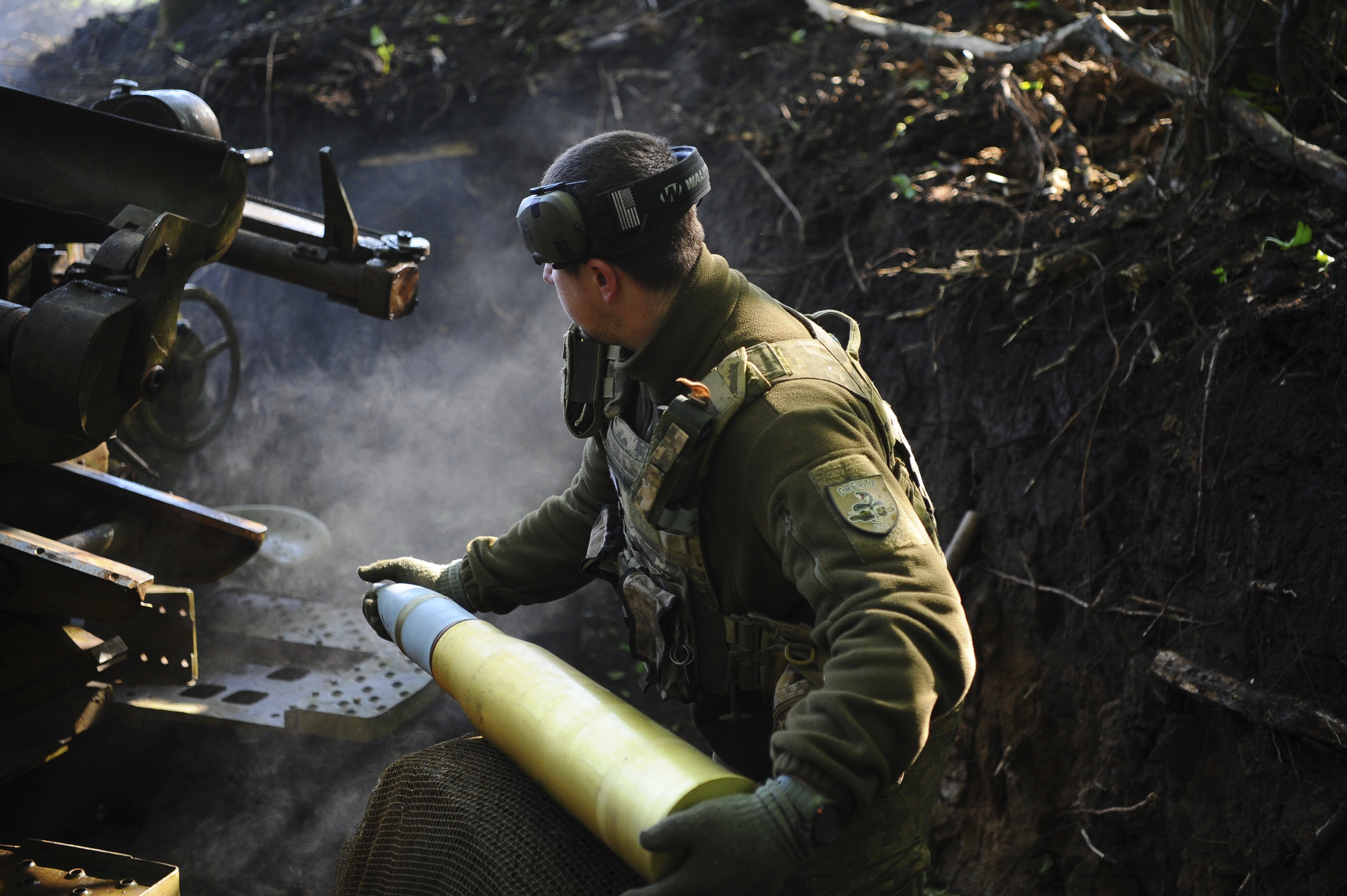 Soldados disparan un cañón hacia posiciones del ejército ruso cerca de Járkov, Ucrania.