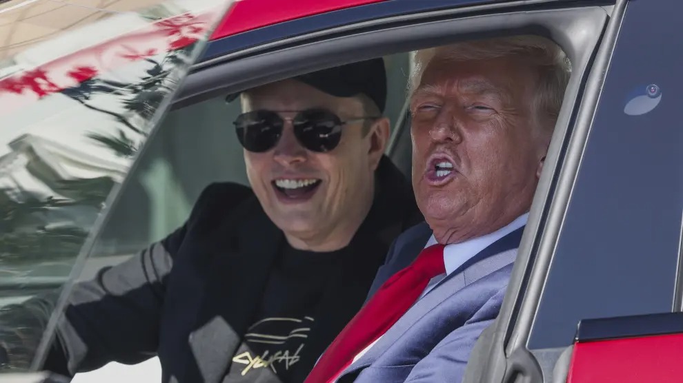 El presidente de los EEUU, Donald Trump, recibiendo el Tesla del magnate Elon Musk.