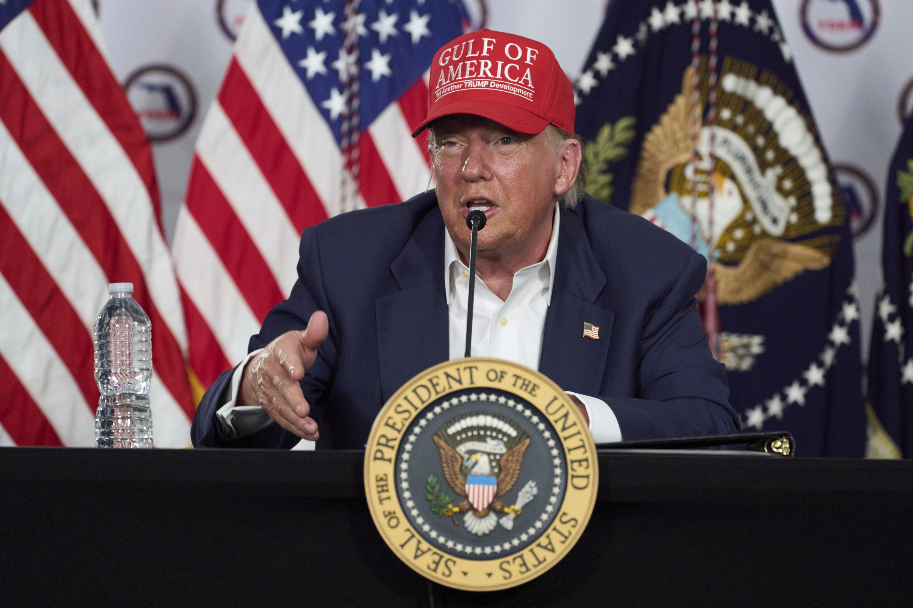 El presidente Donald Trump habla durante una mesa redonda en «Alligator Alcatraz», un nuevo centro de detención de migrantes en las instalaciones de Dade-Collier Training and Transition, el martes 1 de julio de 2025, en Ochopee, Florida.