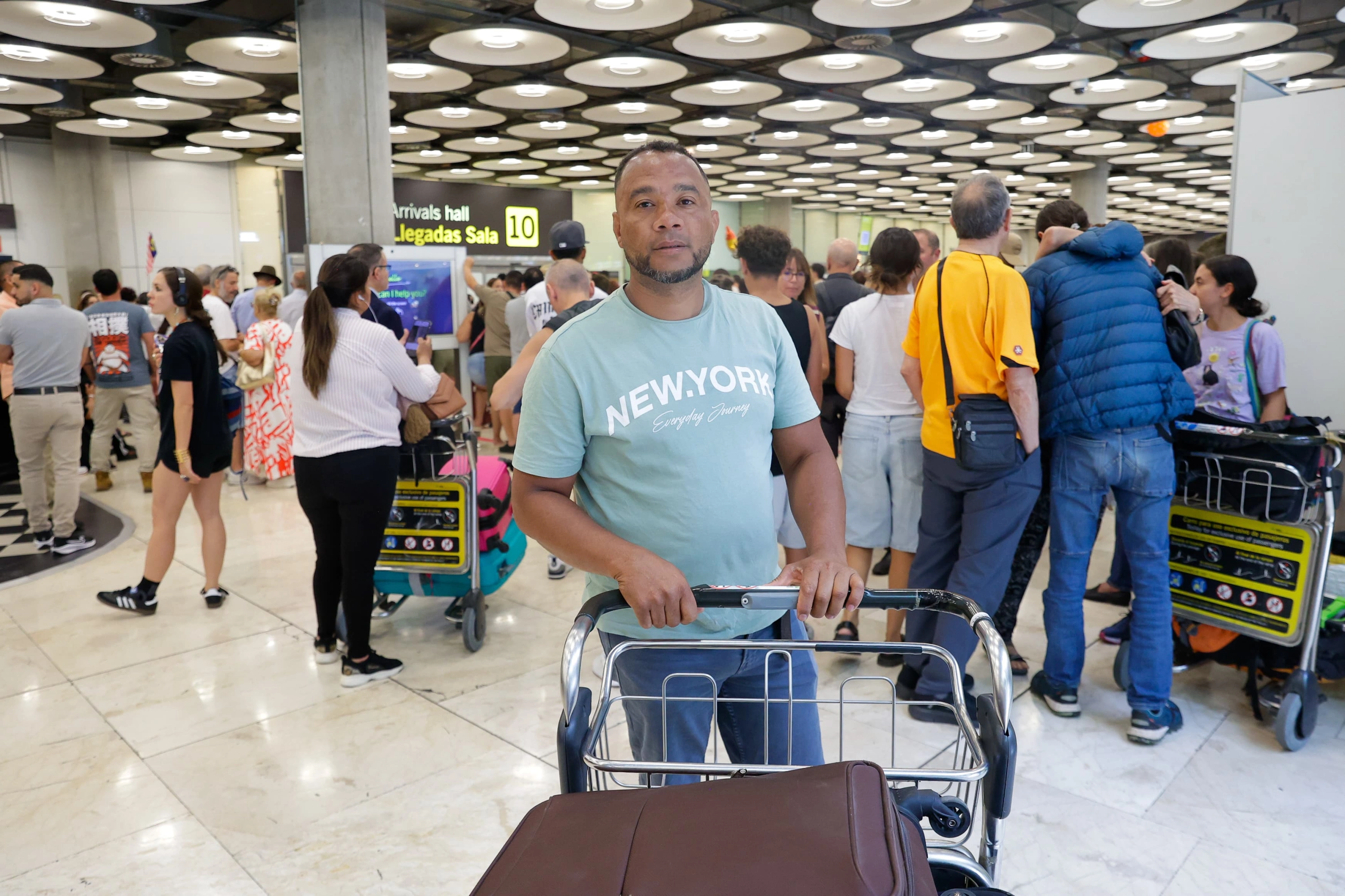 Uno de los pasajeros que ha vivido el colapso de Barajas