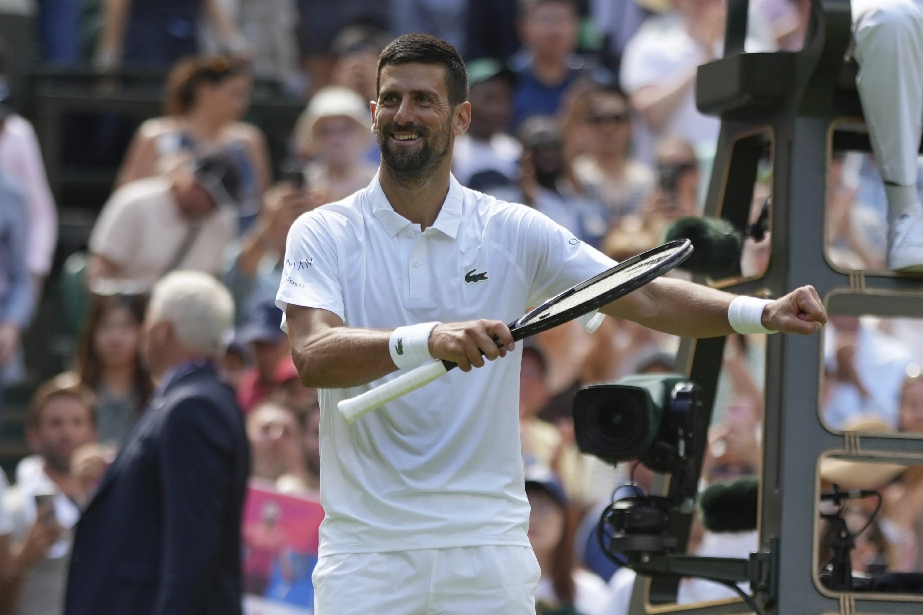 Novak Djokovic celebra su victoria ante Daniel Evans en Wimbledon.