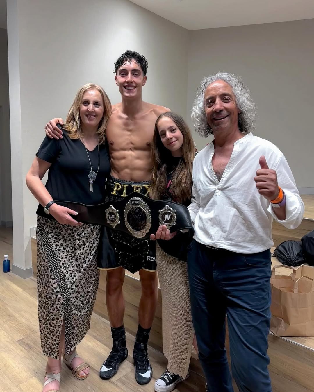 Plex junto a sus padres y su hermana tras ganar 'La velada del año IV'.