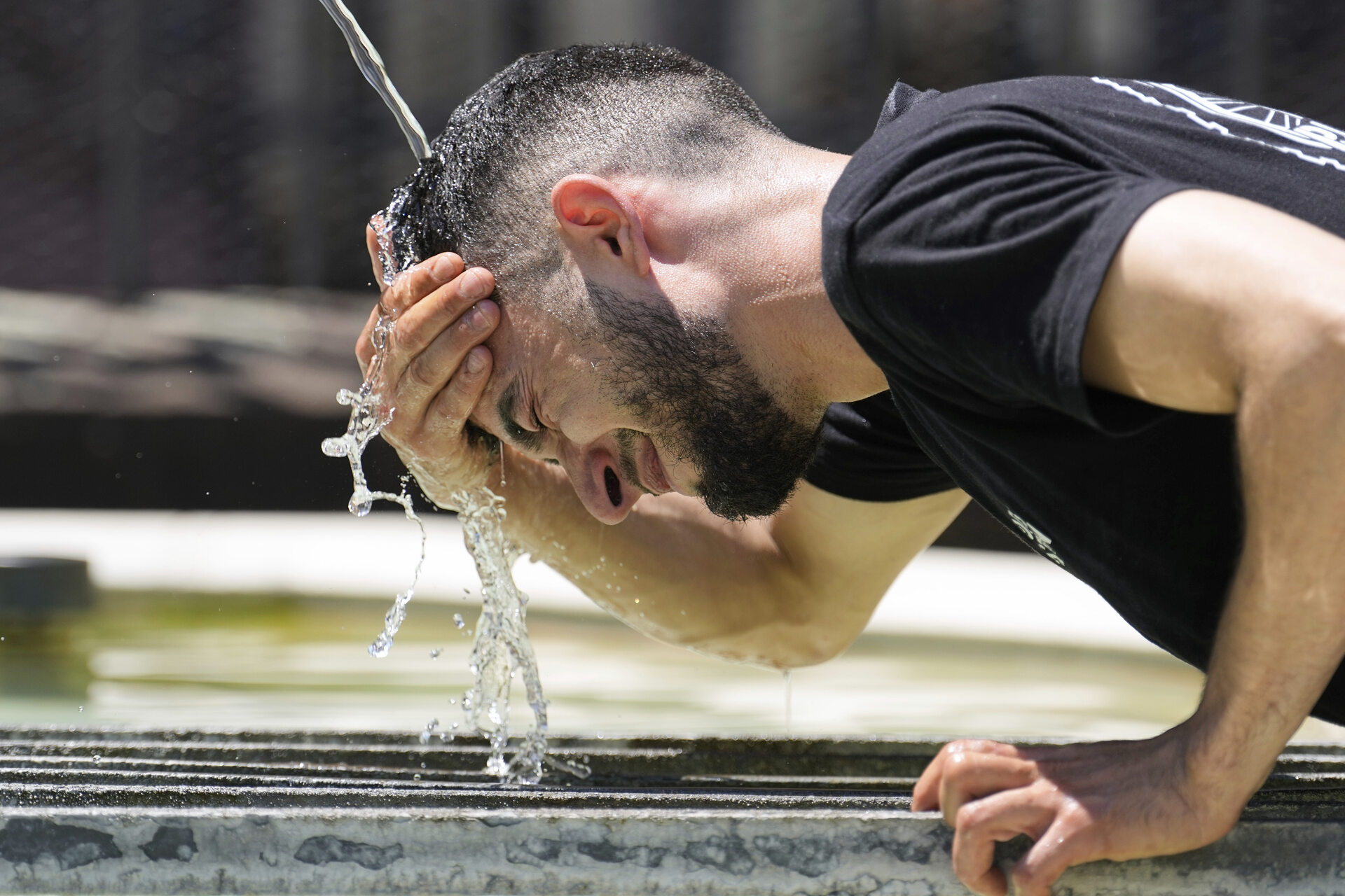 Un trabajador se refresca en Basel, Suiza