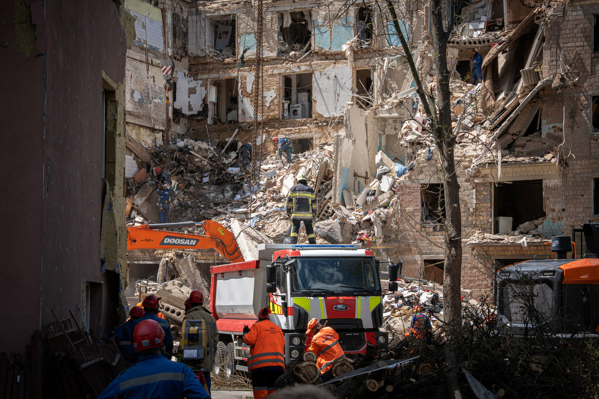 23/06/2025 June 23, 2025, Kyiv, Ukraine: Rescue teams search for survivors in the building destroyed by a Russian missile. On Monday 23 June, Russia launched a massive drone and missile attack on the Ukrainian capital, leaving seven people dead and 30 injured, including two children and a pregnant woman, according to Svitlana Vodolaha, press officer for the rescue corps that is still working at the spot. Hours later, this number had risen to nine death people. POLITICA Europa Press/Contacto/Ximena Borrazas