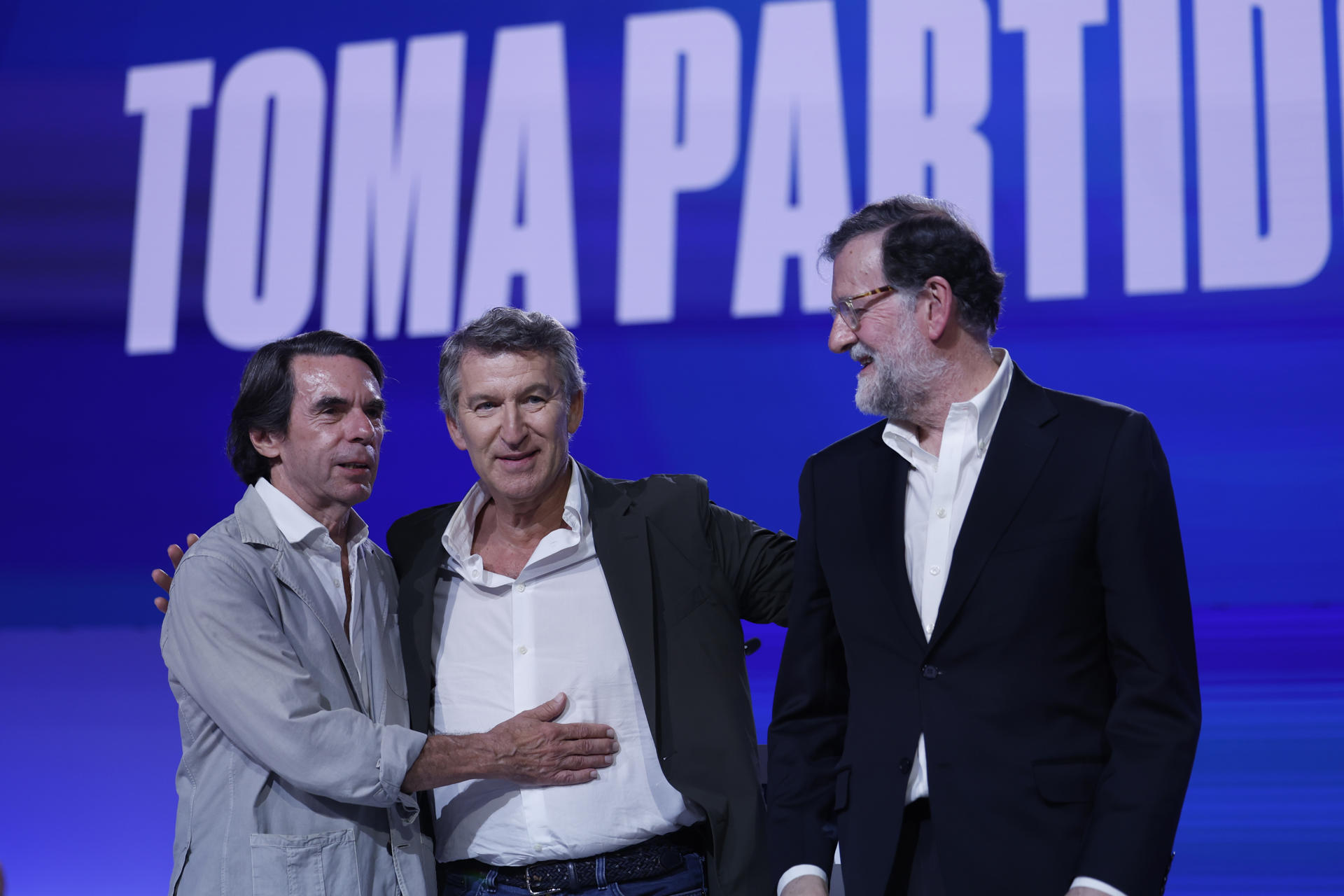 MADRID, 04/07/2025.- El líder del PP, Alberto Núñez Feijóo (c), junto a sus antecesores en el cargo y ex presidentes del Gobierno José María Aznar (izda) y Mariano Rajoy, durante el XXI Congreso Nacional del PP, este viernes en el recinto ferial Ifema de Madrid. EFE/Javier Lizón