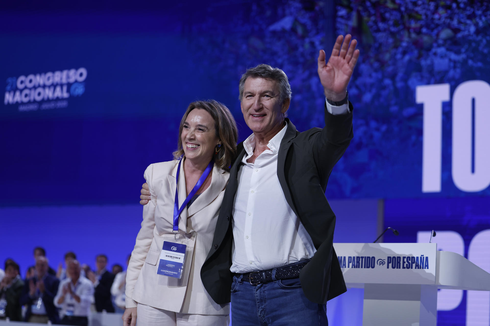 El líder del PP, Alberto Núñez Feijóo, junto a Cuca Gamarra.