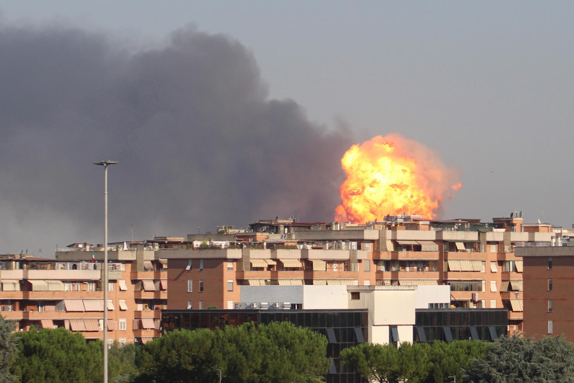 Momento de la explosión en el deposito de gas licuado en Roma.