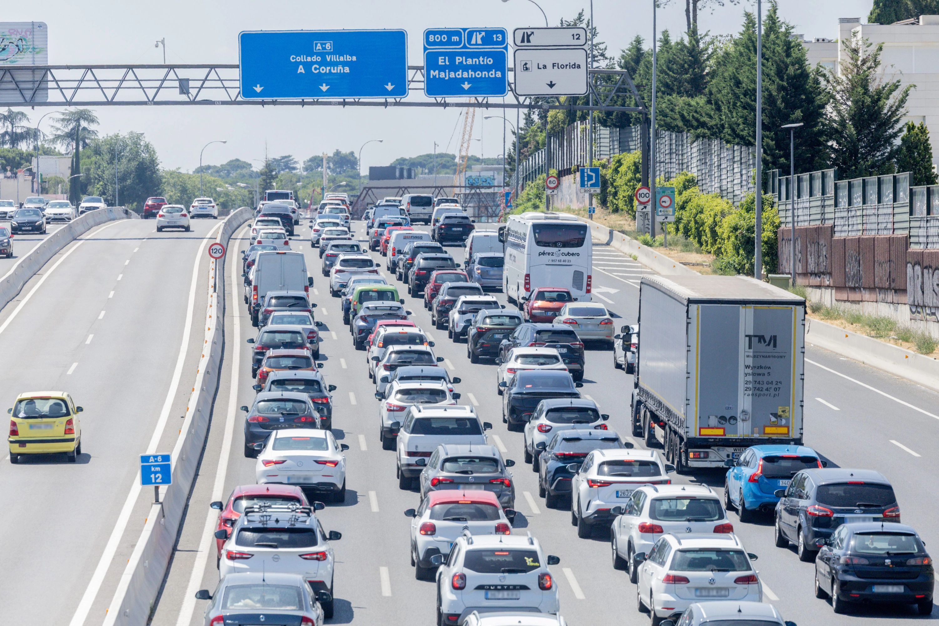 Varios vehículos circulan por la A6 a la salida de Madrid, a 27 de junio de 2025.
