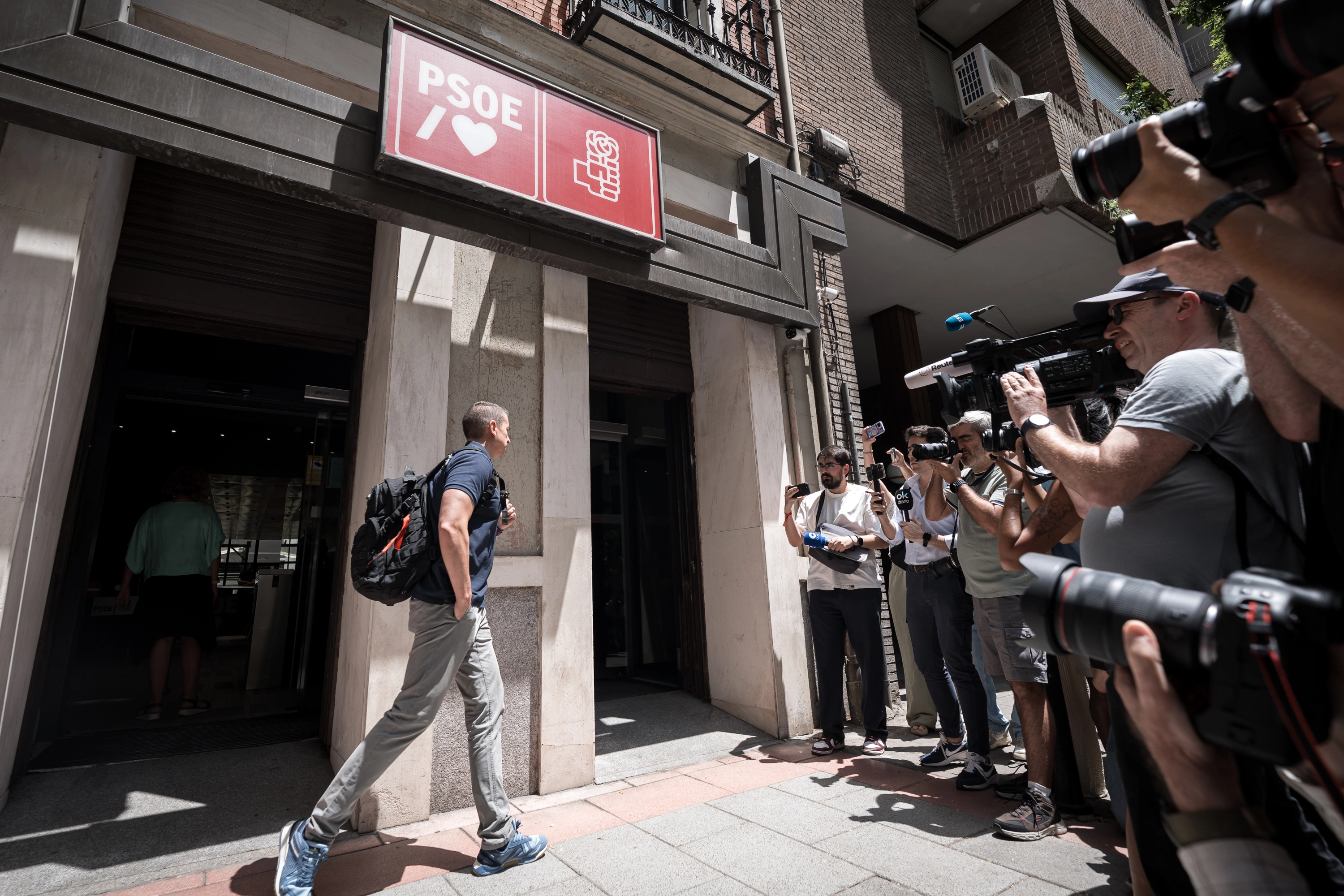 Un agente de la UCO sale de la sede del PSOE de la calle Ferraz, el pasado 20 de junio.