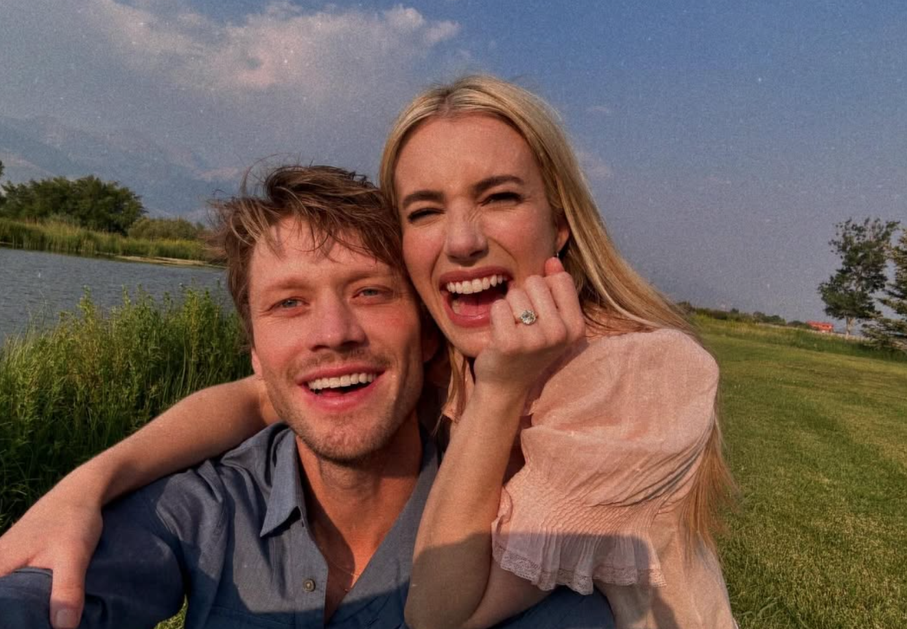 Emma Roberts y Cody John.