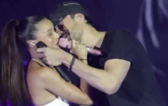 El beso viral de Enrique Iglesias a Emilia Mernes.