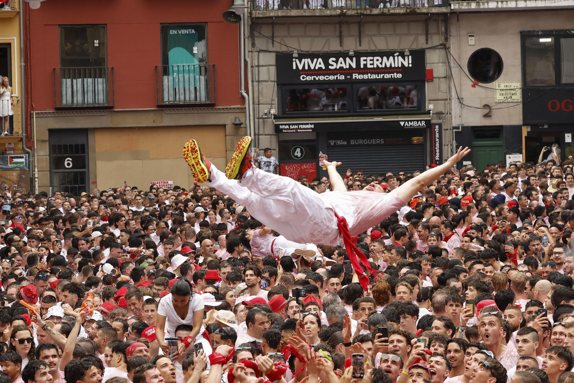 Pouco antes de Chimpinozo, da cidade de Pomplona City, um grupo foi comemorado com um vinho que iniciou Sanfermines.