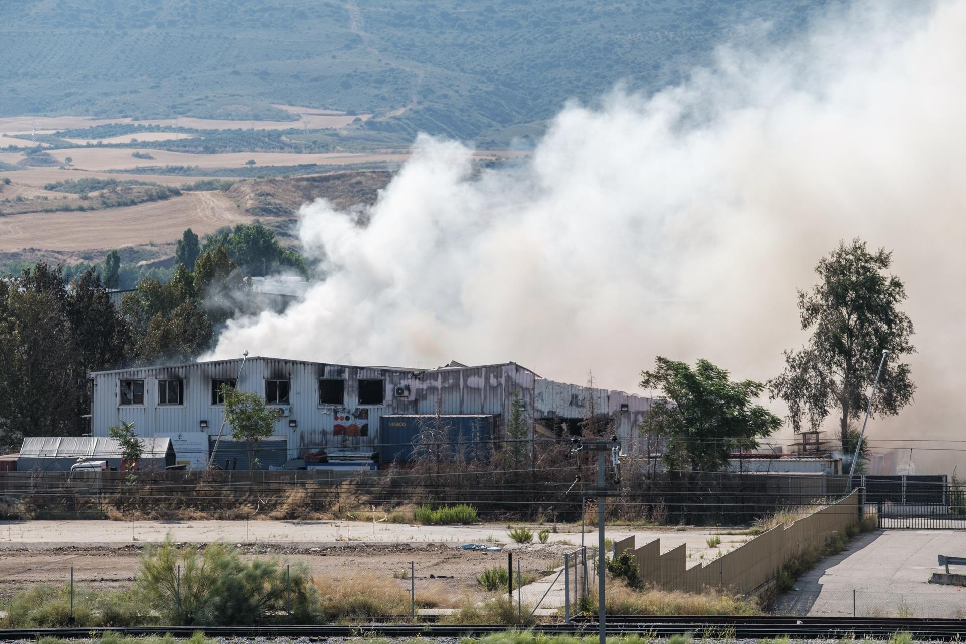 Vista del incendio de una planta de reciclaje de baterías de litio en Azuqueca de Henares