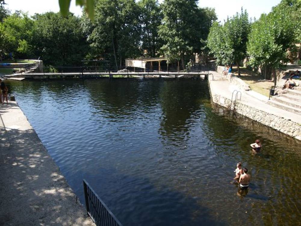Piscina natural de Casas del Monte, en la provincia de Cáceres (Extremadura, España)