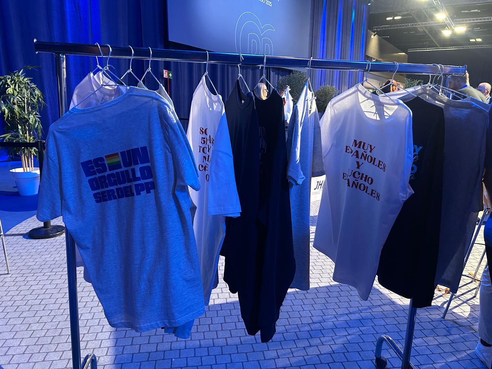 Puesto de venta de camisetas con frases políticas.