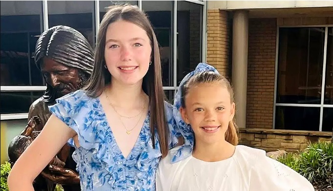 Blair y Brooke Harber, las hermanas halladas muertas con las manos entrelazadas tras las inundaciones en Texas.