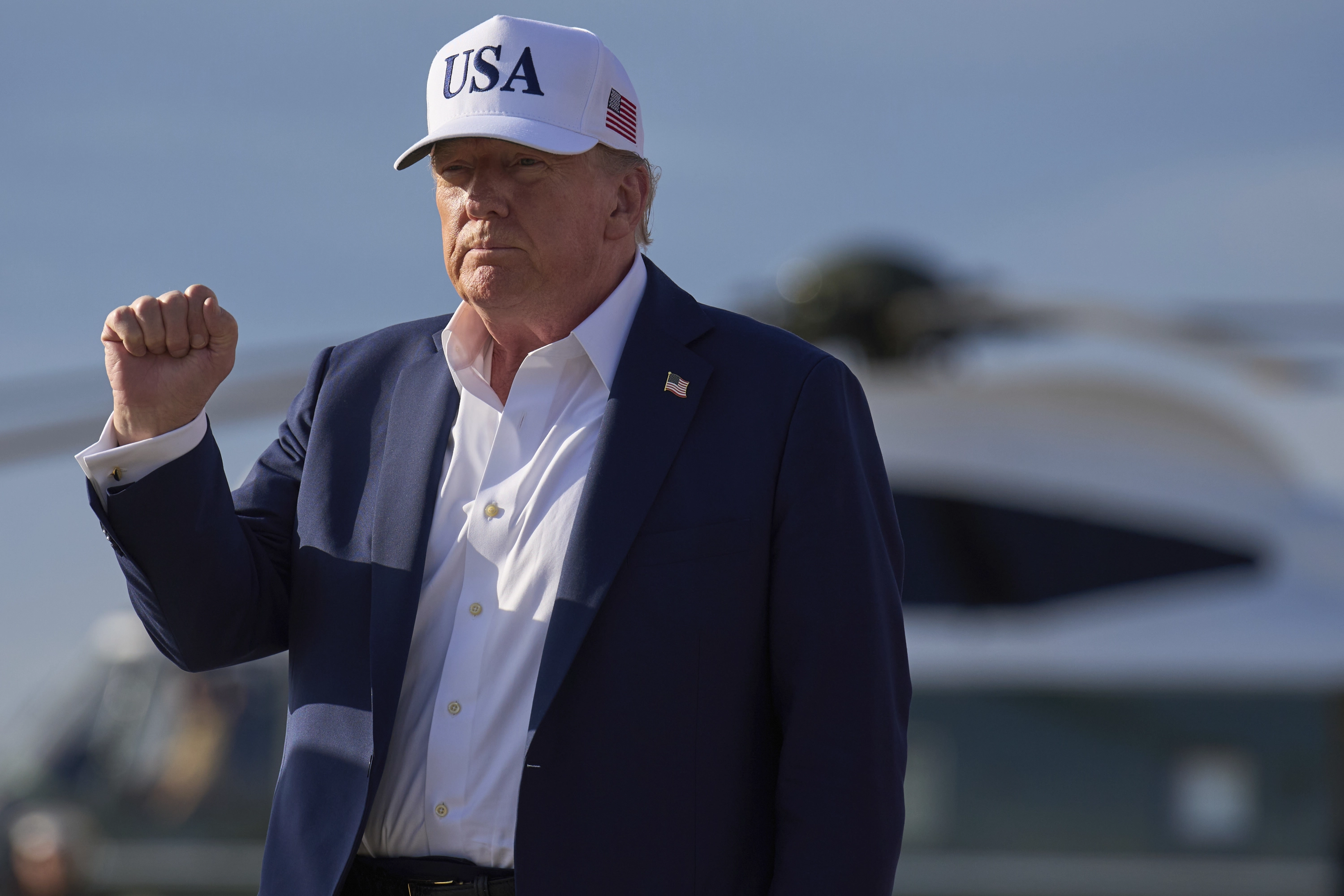 El presidente Donald Trump gesticula con el puño en alto tras salir del Air Force One para embarcar en el Marine One, en la Base Conjunta Andrews, Maryland, el domingo 6 de julio de 2025, de camino a la Casa Blanca.