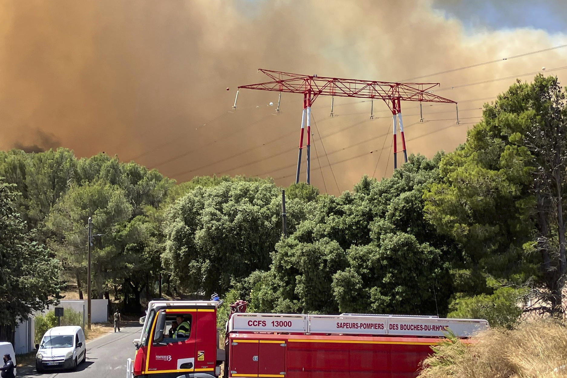 El humo se eleva tras el incendio declarado este martes cerca de Marsella, en el sur de Francia.