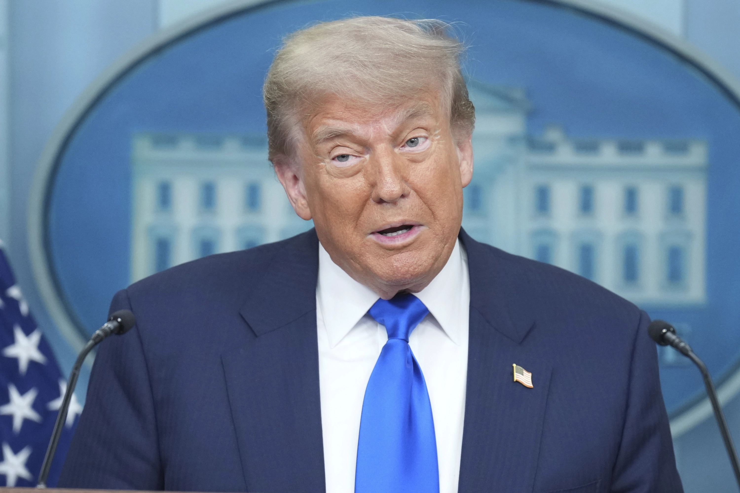 El presidente Donald Trump habla con los medios de comunicación.