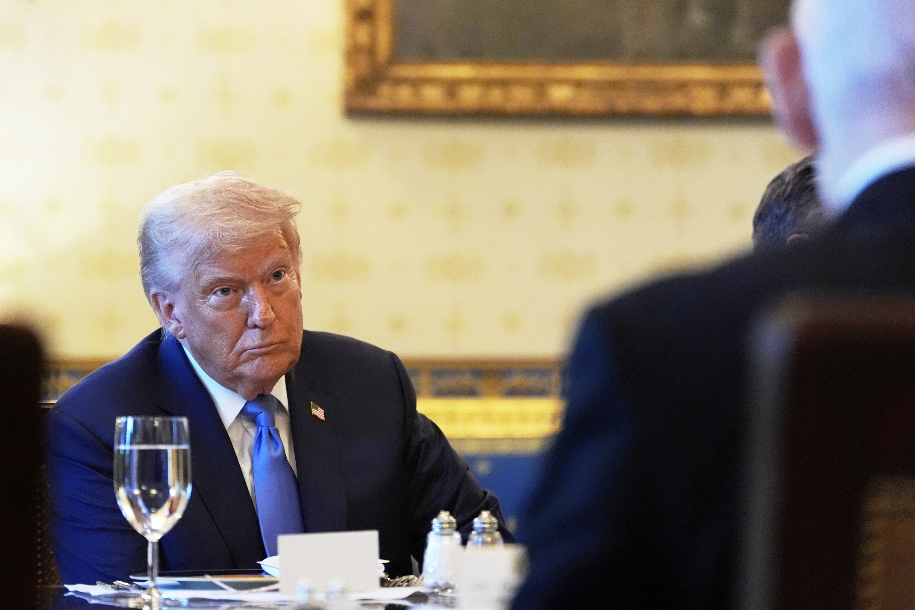 El presidente Donald Trump escucha durante una reunión con el primer ministro de Israel, Benjamin Netanyahu, en el Salón Azul de la Casa Blanca, el lunes 7 de julio de 2025, en Washington.