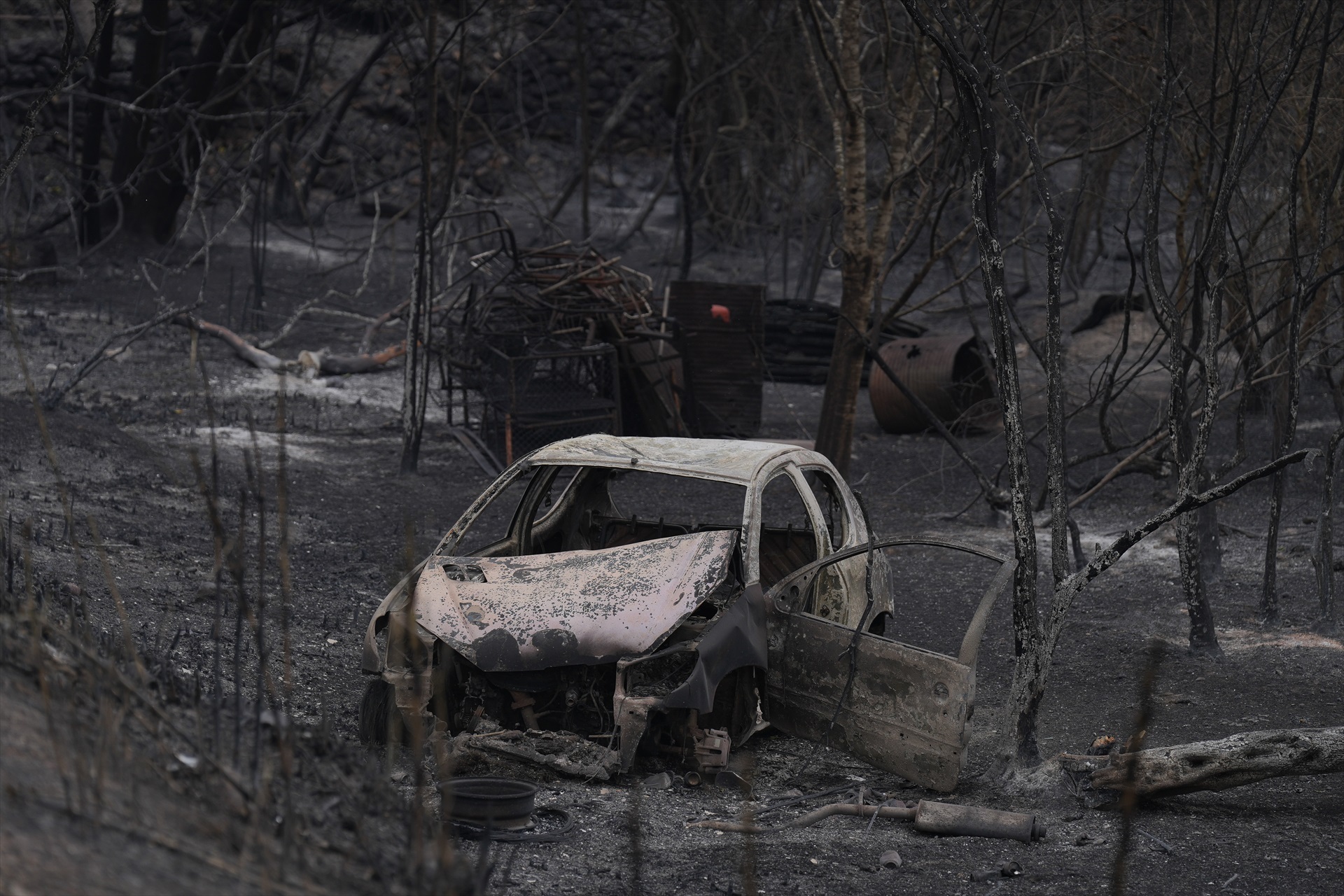 Un vehículo calcinado por el incendio de Paüls, a 8 de julio de 2025, en Aldover, Tarragona, Cataluña (España).