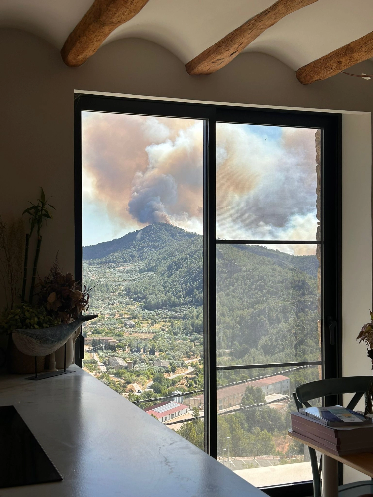 Vista del incendio de Paüls (Tarragona) desde una de las viviendas del municipio.
