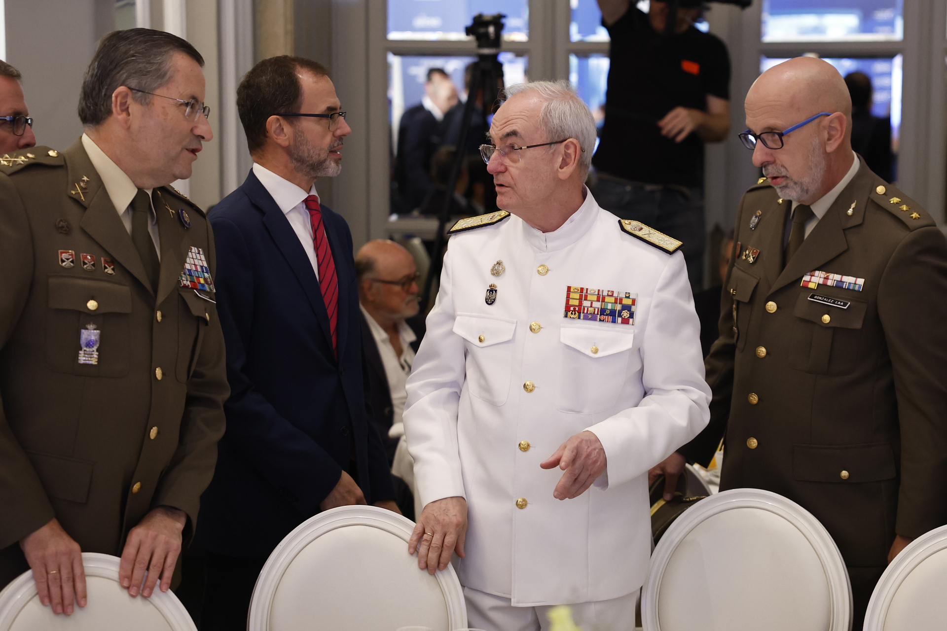 MADRID (ESPAÑA), 09/07/2025.- El almirante general Teodoro Esteban López Calderón (c), jefe del Estado Mayor de la Defensa, a su llegada a un desayuno informativo celebrado este miércoles en Madrid. EFE/ Chema Moya