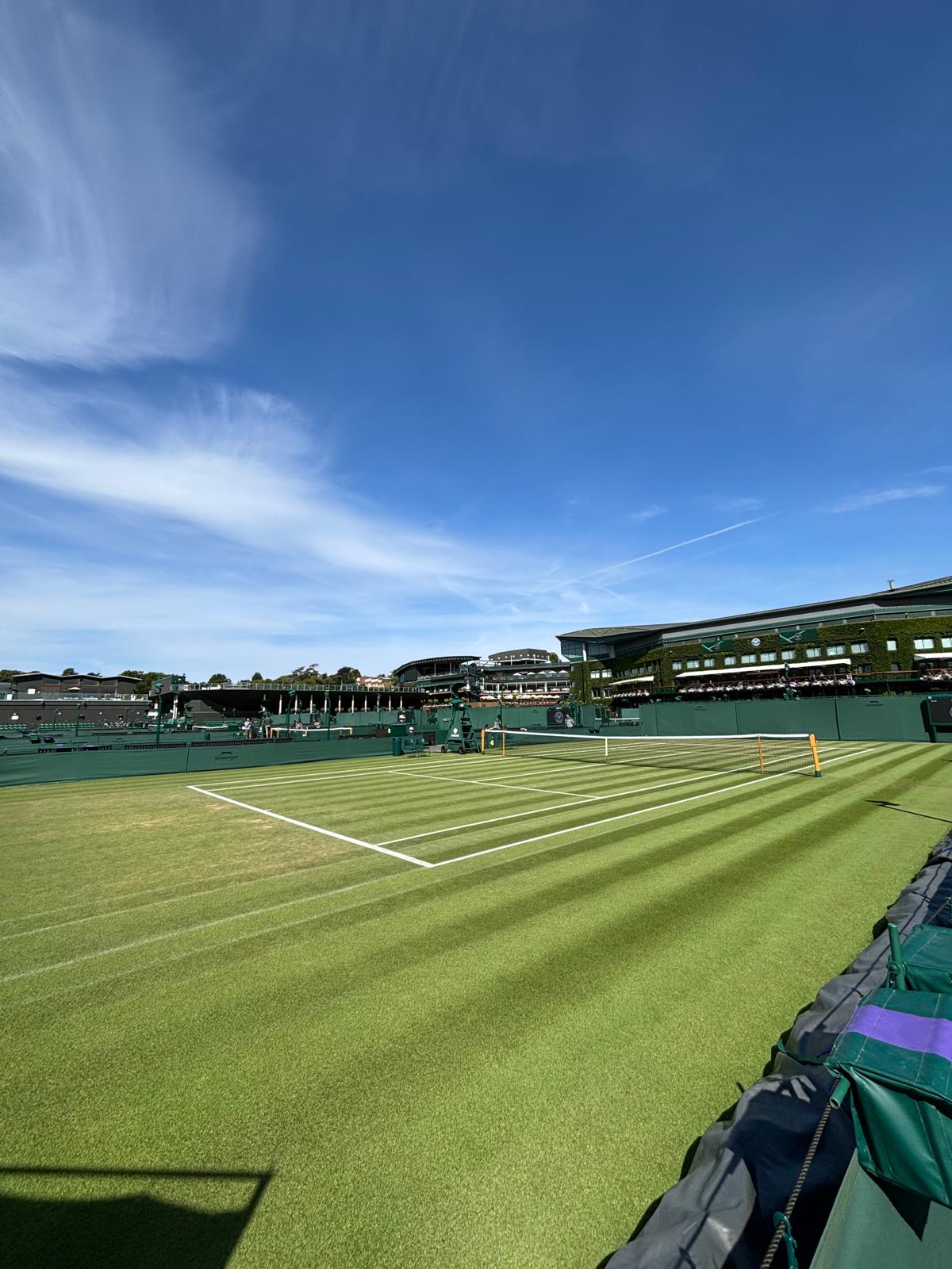 El césped se vigila al milímetro en las instalaciones del All England Lawn tennis and Croquet Club.