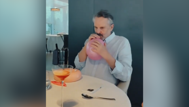 Miguel Bosé jugando con helio.