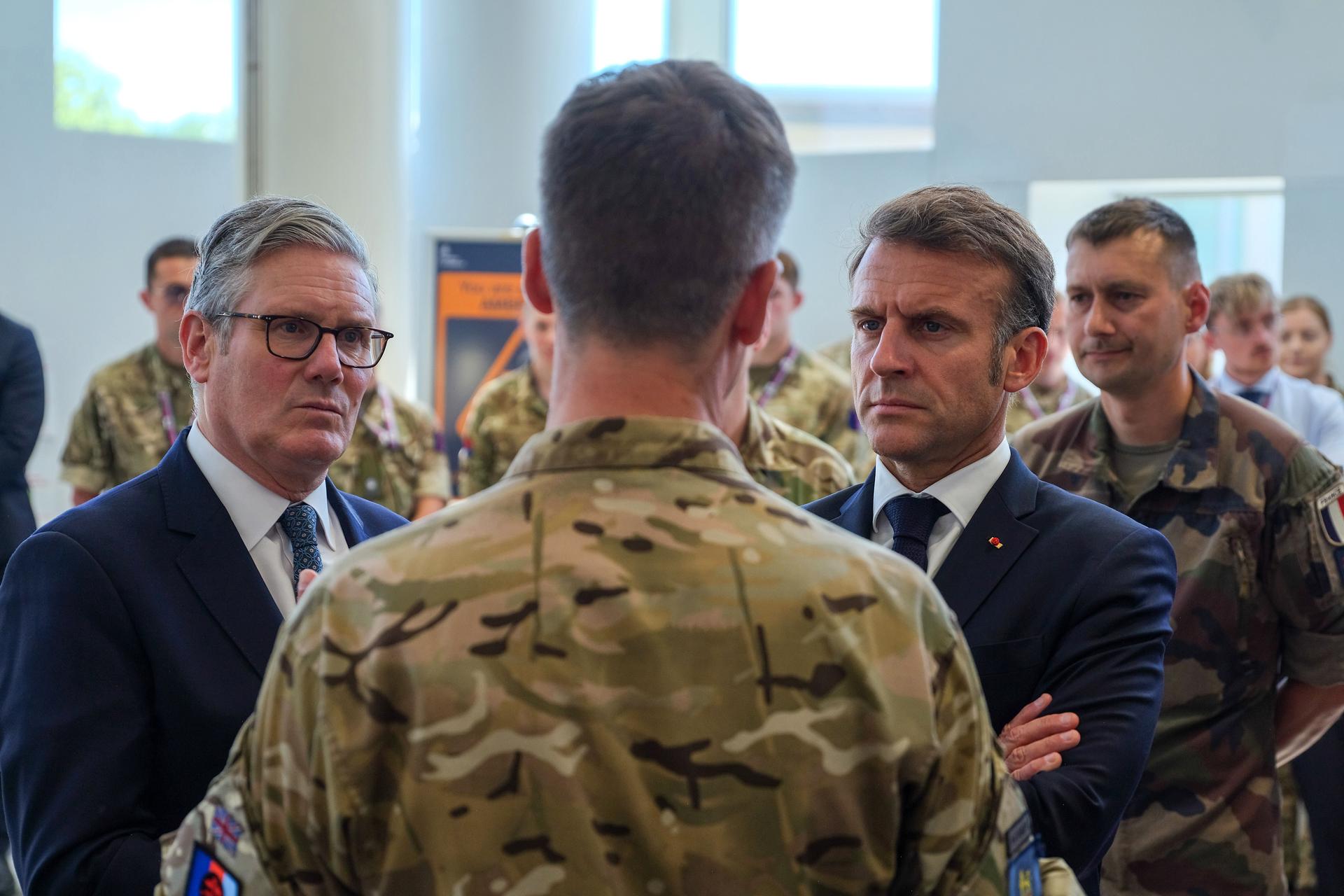 El presidente francés, Emmanuel Macron, y el primer ministro británico, Keir Starmer, durante la visita militar conjunta a Northwood.