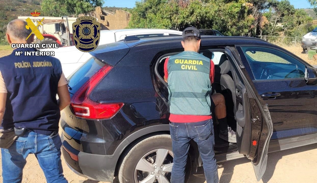 Imagen del detenido custodiado por los agentes de la Guardia Civil.