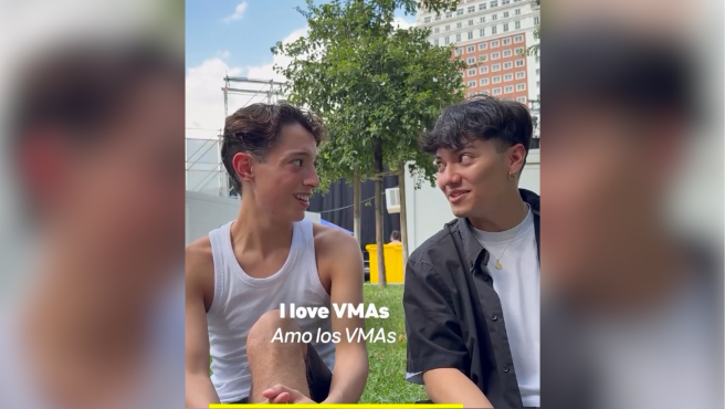 Kyle Alessandro y JJ en la Plaza de España de Madrid.